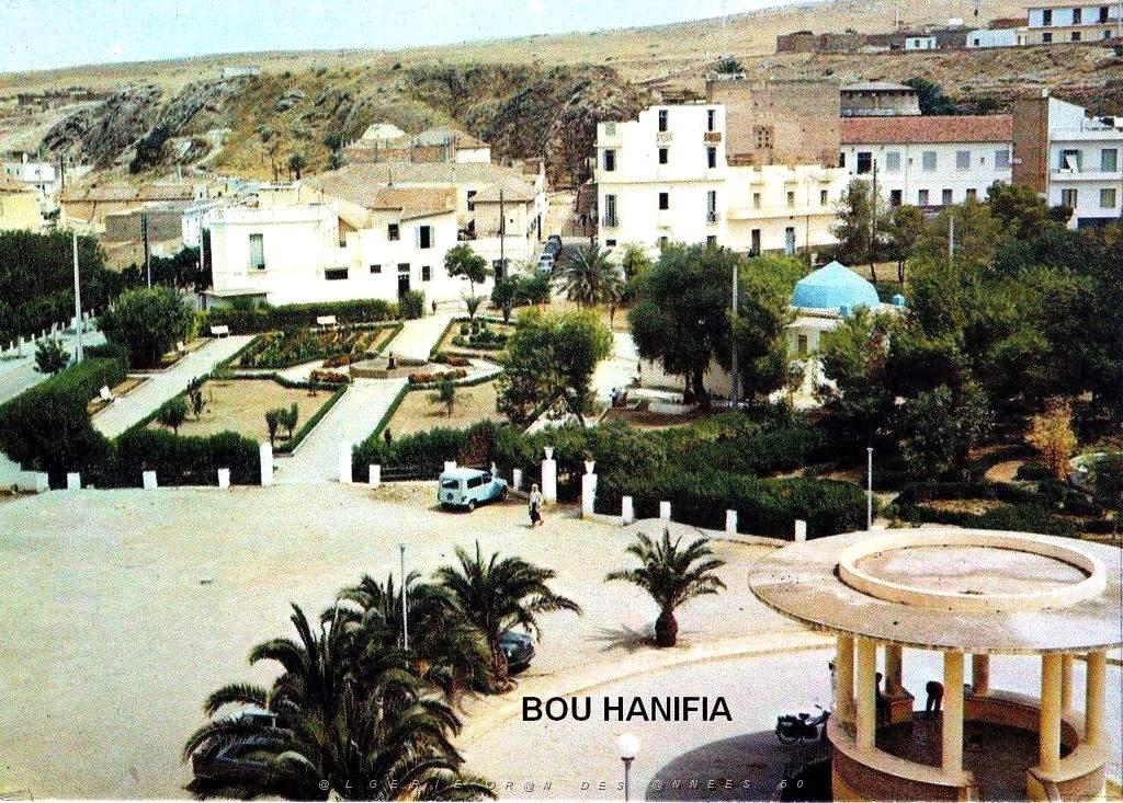 Bou Hanifia - Kiosque Place de l'hotel de ville.jpg